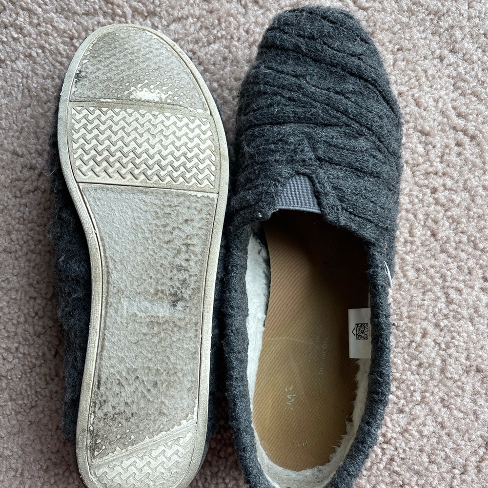 Toms - Picture 2 of 2